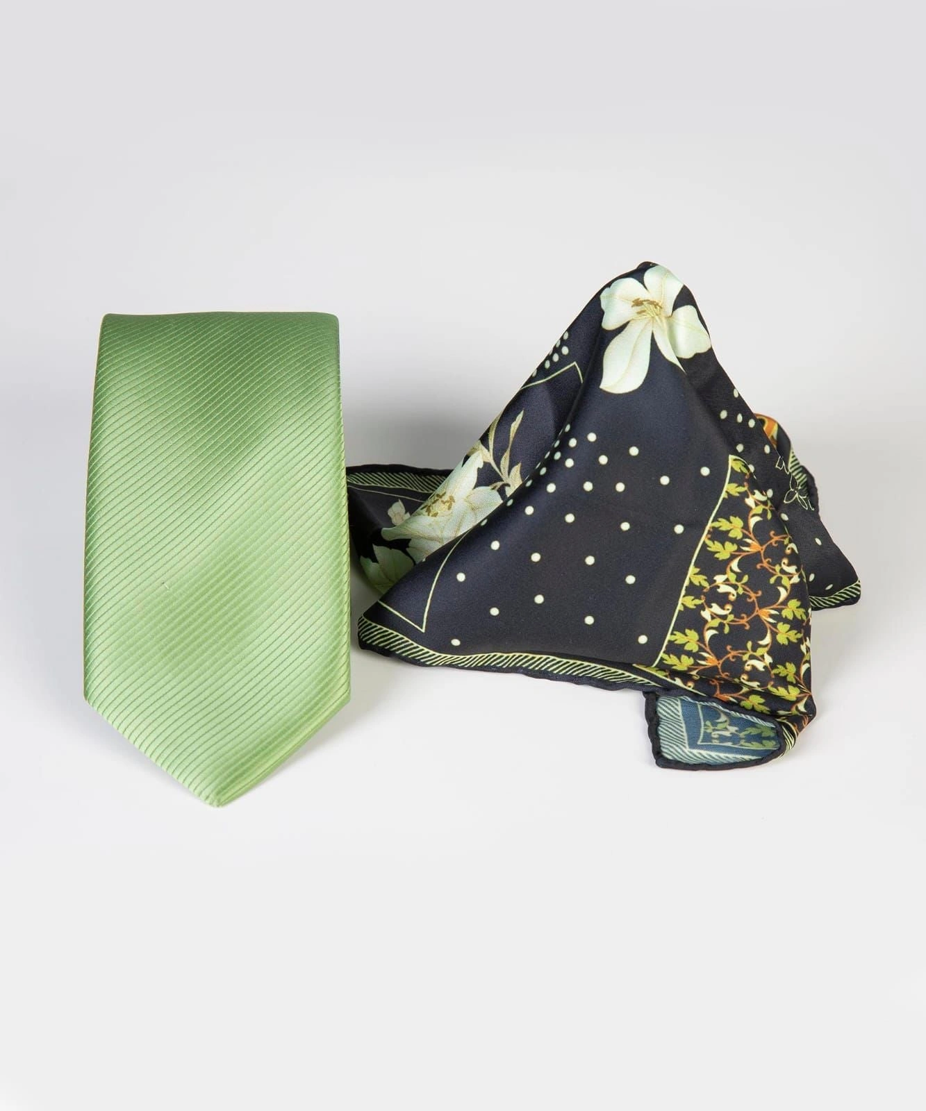 Elegancia Anudada: Pañuelo y Corbata, Dúo Perfecto para un Look Distinguido.
