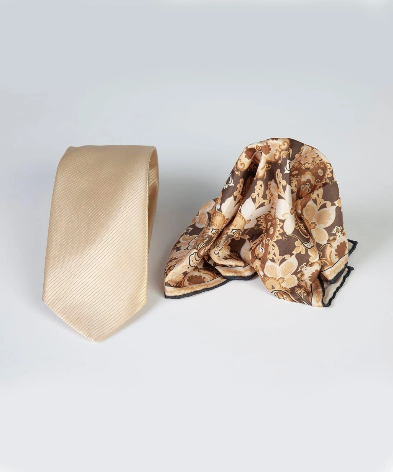 Pañuelo y corbata: elegancia instantánea. Un dúo perfecto para el caballero moderno.
