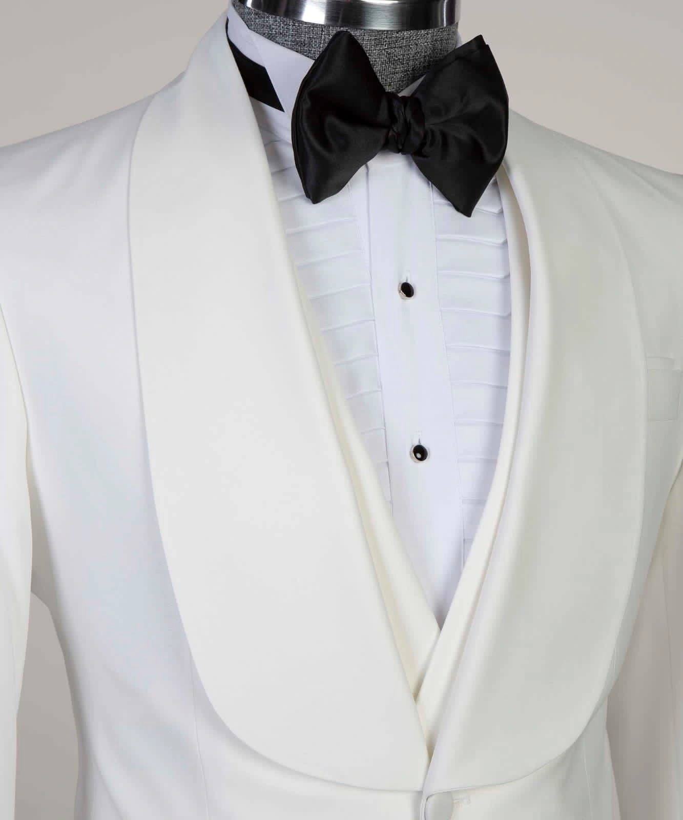 Esmoquin Blanco Clásico: Elegancia Intemporal para Momentos Especiales.