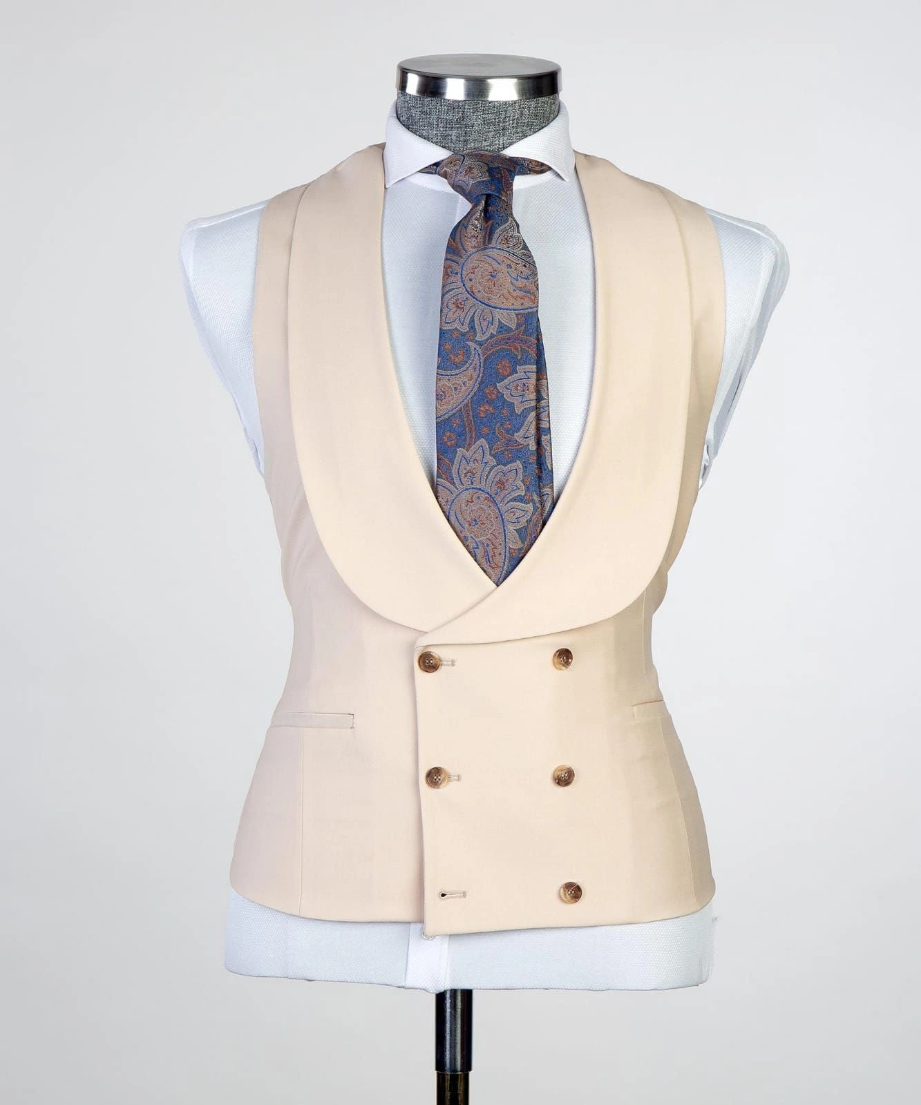 Traje Beige Profesional: Elegancia Impecable para el Éxito, Tres Piezas Listas para Conquistar.